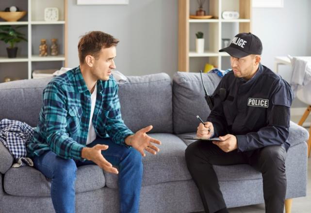 police écoutant un témoignage d'agression